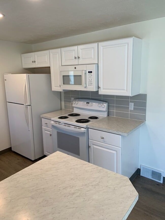 Building Photo - Beautifully Updated 3 Bedroom 1 Bath Home ...