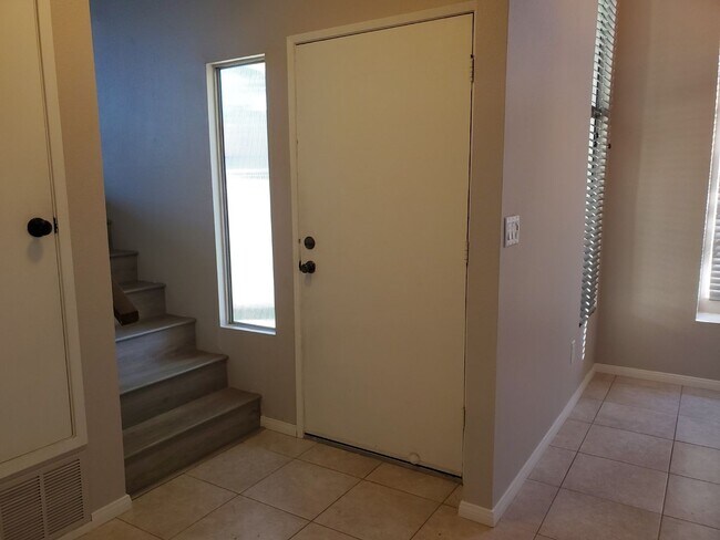 Foto del edificio - Fabulous Fletcher Hills remodeled townhome.