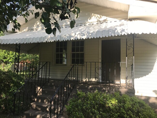 Building Photo - **ON HOLD**3 Bedroom / 1 Bathroom Home for...