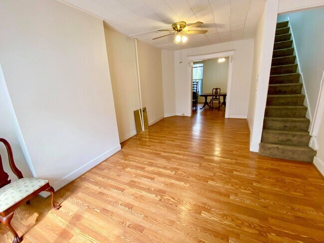Building Photo - Large 3bedroom Remington Rowhome ~ 1 Block...