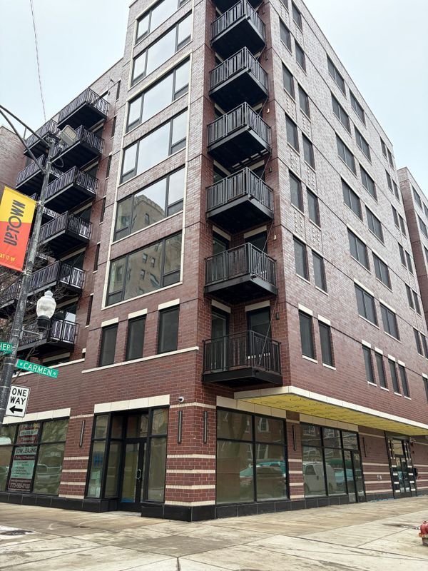 Building Photo - 952 W Carmen Ave