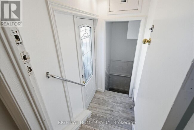 Photo du bâtiment - 708 Carnegie Ave