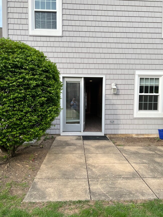 Building Photo - 248 Crescent Dr