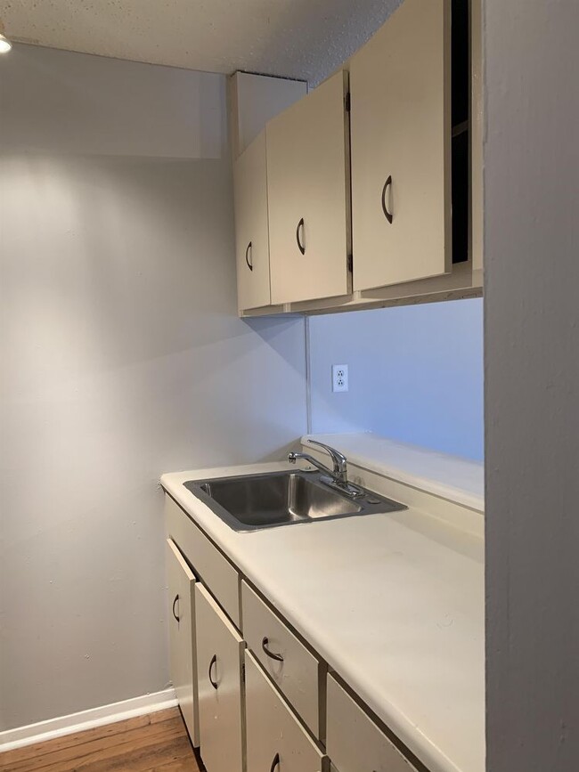 Foto del edificio - 4010 Bob Wallace Avenue Southwest Apt 4 - 1