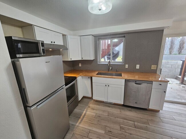 Foto del edificio - Close to Sugar House Park 2 Bd 1 Ba Basement Duplex