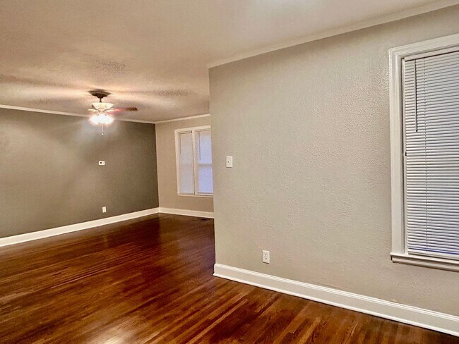 Building Photo - Cute 3 bedroom 1 bathroom home - Open To S...