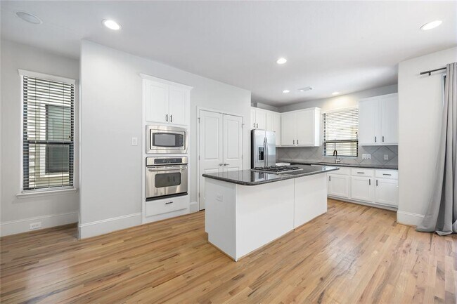 Foto del edificio - 715 St Charles St