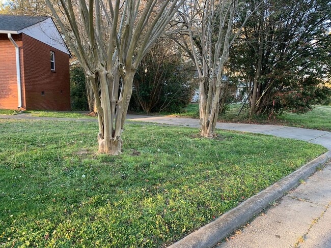 Foto del edificio - 3 bedroom & office -2 baths -2 car carport - washer/dryer hook ups - Den and formal living room- ...