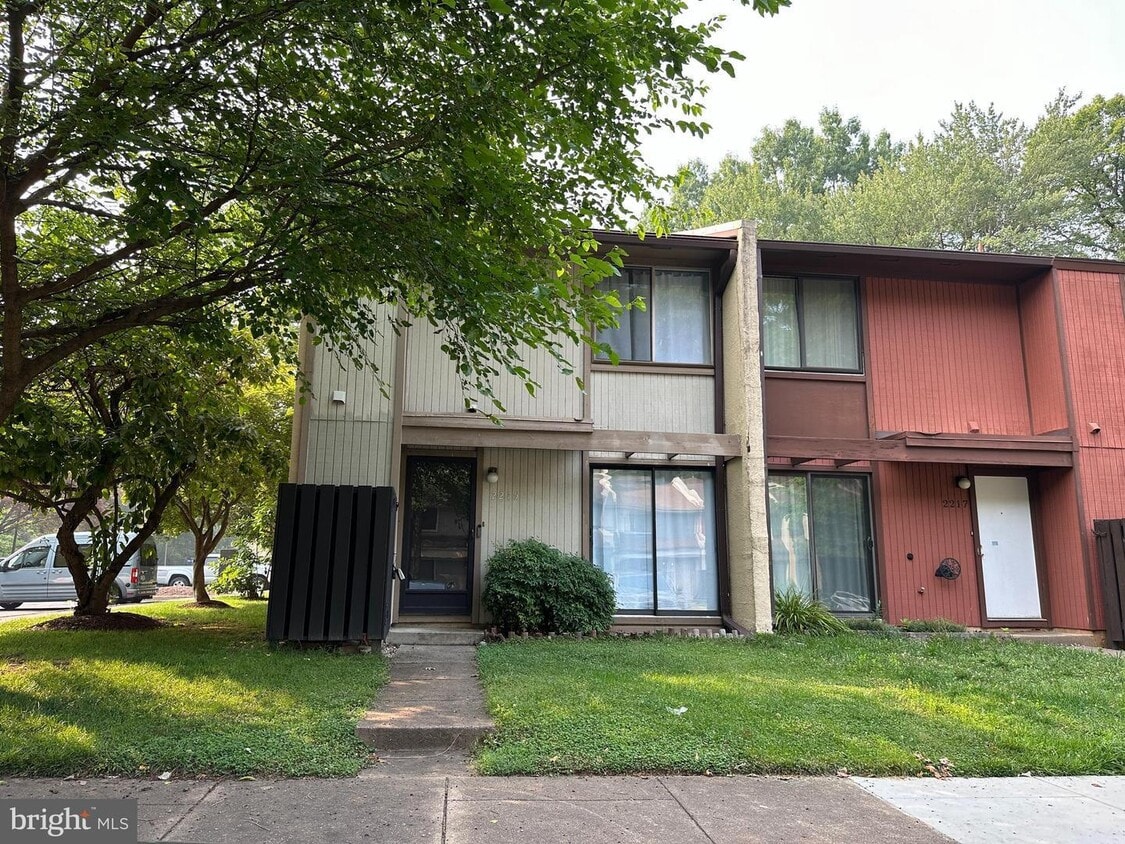 Primary Photo - End-unit townhome in Reston.
