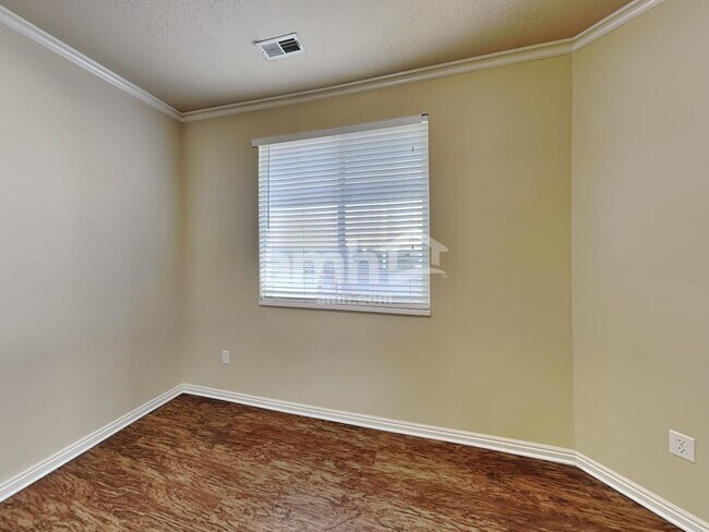 Foto del edificio - 738 Skipton Dr W