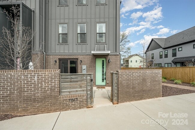 Building Photo - 1613 Parkwood Ave