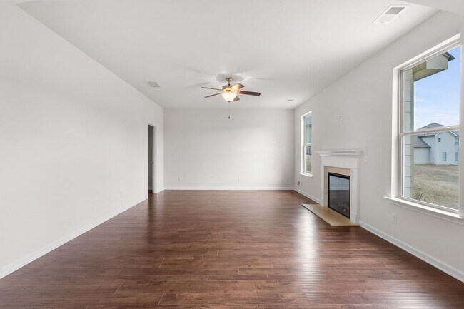 Building Photo - Welcome Home to the Silver Ridge Community!