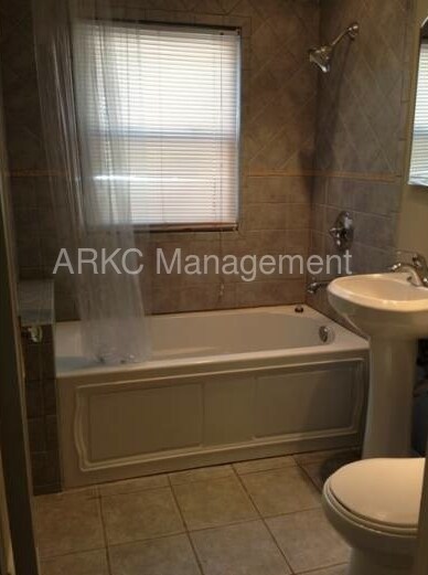 Building Photo - 607 E 42nd St