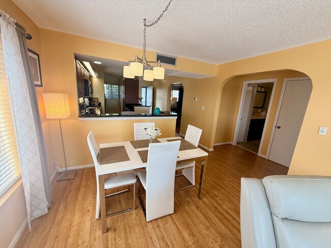Foto del edificio - 2 bed 2 bath Turnkey Yearly Rental – Water...