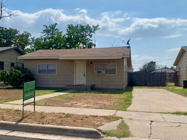 Building Photo - 109 N Uvalde Ave