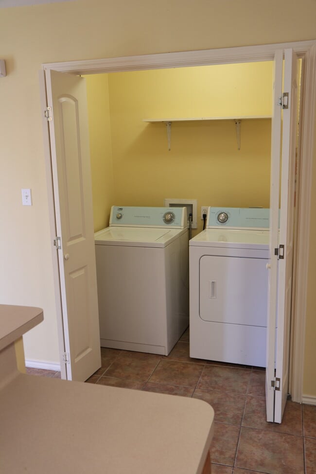 Building Photo - 502 Rock Cir