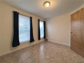 Building Photo - 843 Davidson St