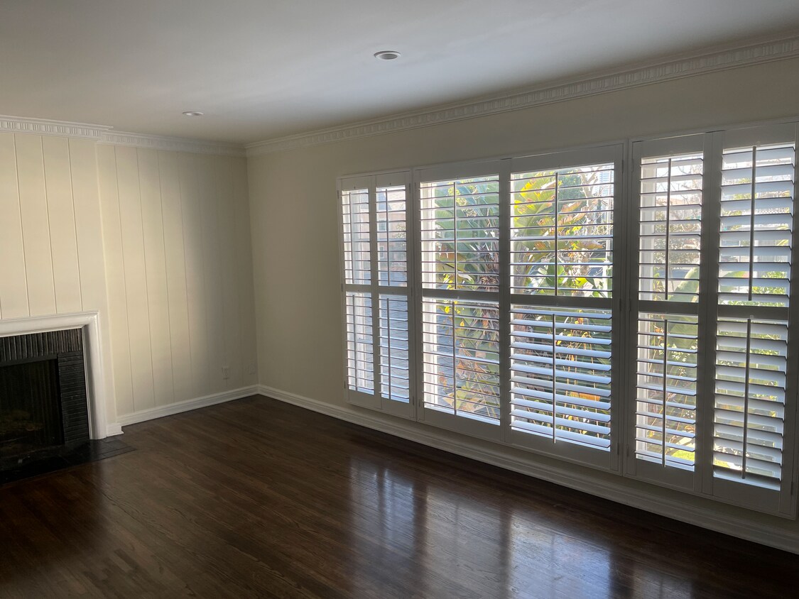 Primary Photo - 354 S Rodeo Dr