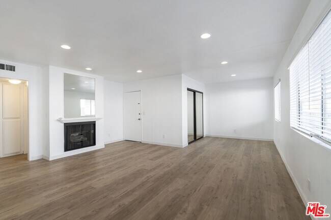 Building Photo - 13046 Moorpark St