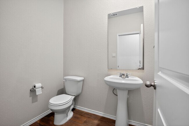 Building Photo - Move-In Ready 4-Bedroom Home Near Parks, G...