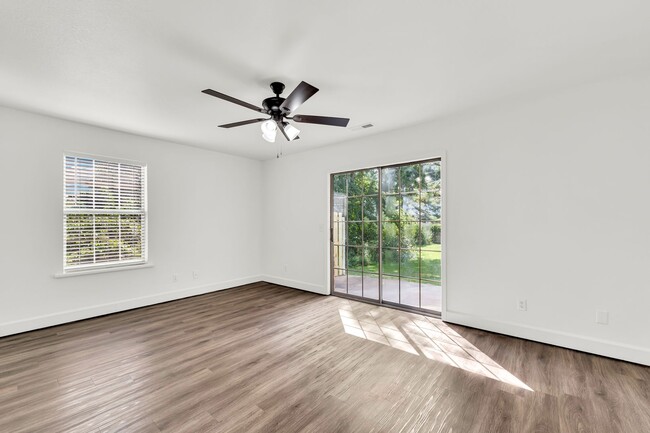 Foto del edificio - Newley Renovated 2BR Townhome