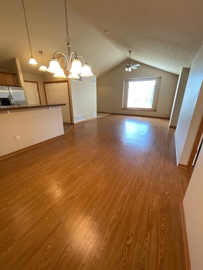 Building Photo - 8615 Ridge Hollow Dr