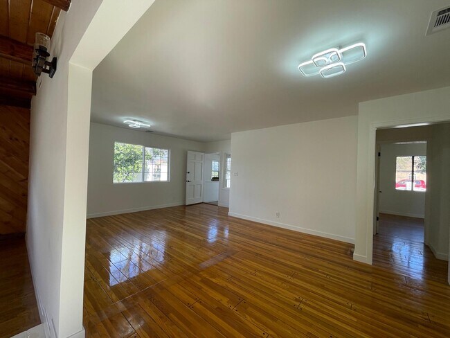Building Photo - 7359 Amestoy Ave