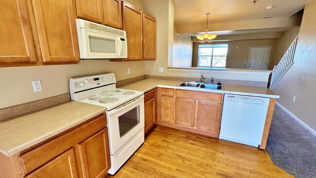 Building Photo - Spacious 2 Bed 2 Bath Townhome across from Aurora Mall and I-225, Close to Buckley SFB!