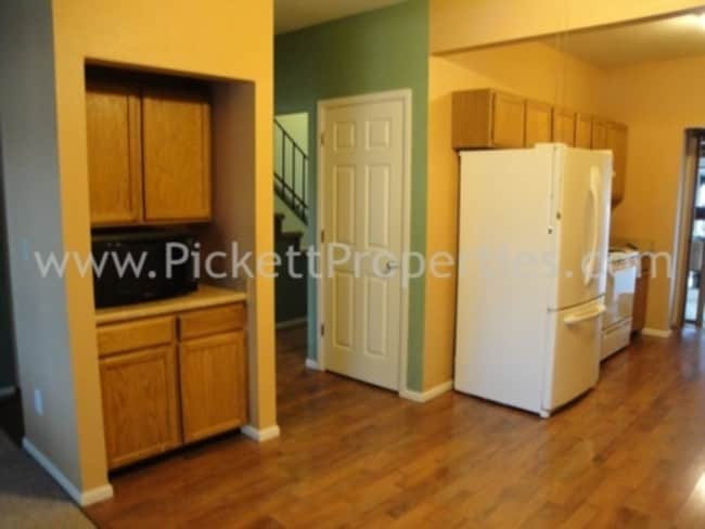 Building Photo - Two Story Duplex in Island Lake Neighborhood