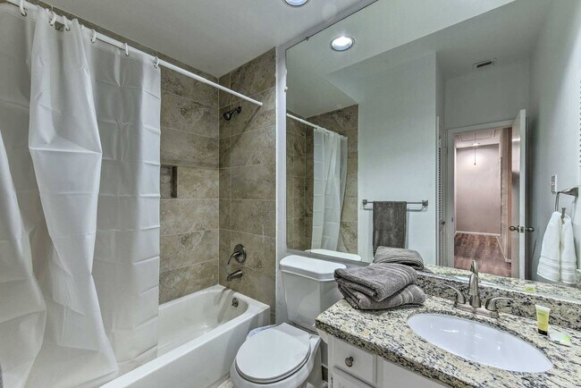Foto del edificio - Lake Front Townhome with resort-like Views!