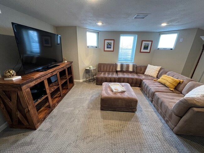 Sala de estar con sofá modular - 2649 W 26th Ave