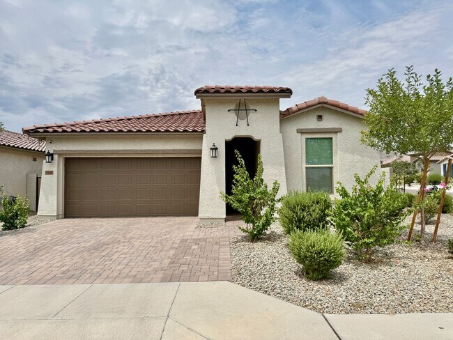 Foto del edificio - Beautiful 3 Bedroom 2 Bath Single Level Newer Built Home In Litchfield Park! Has Solar!