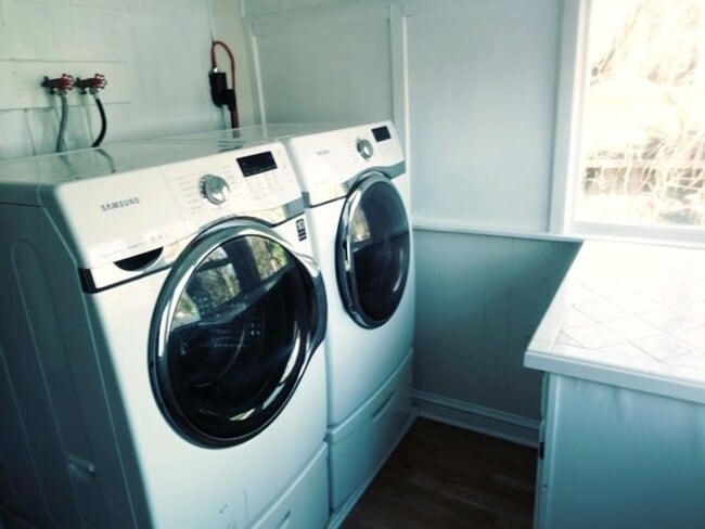 Building Photo - Adorable 2 Bed/1 Bath Single Story Home - Statesville - Covered Front Porch - Back Deck - Washer/...