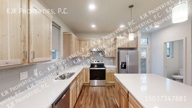 Building Photo - Modern Luxury Townhome: Convenient Urban L...