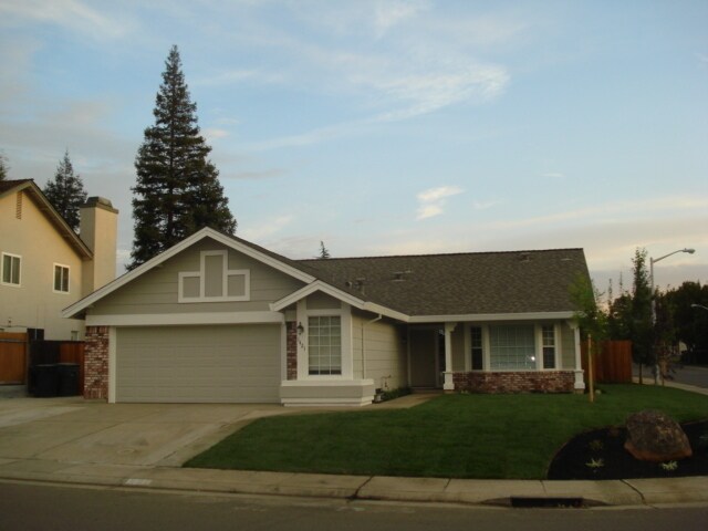 Building Photo - 1421 Everett Way