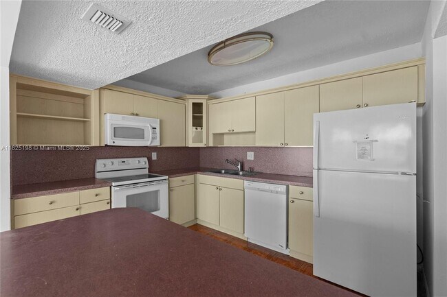 Building Photo - 1410 S Ocean Dr