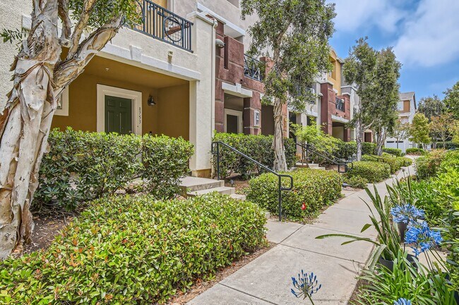 Foto del edificio - Stylish 2Bd + Den/Office - Townhome in Prime Central SD – Near Convoy District, Bases & Freeways