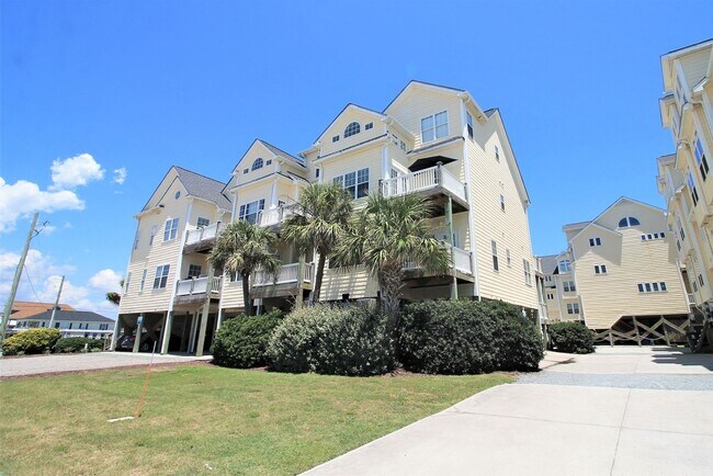 Foto del edificio - 5BR, 4BA Townhome - Pet Friendly with Beach Views *SEASONAL RENTAL*