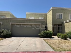 Building Photo - 815 E Grovers Ave