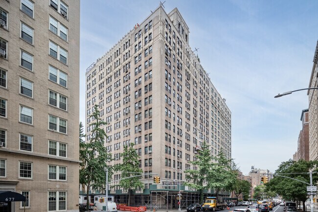 Building Photo - 685 W End Ave