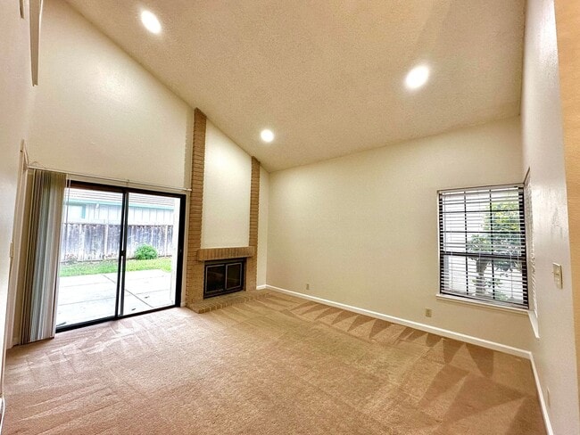 Foto del edificio - COMING SOON! | $3,690 / 3 BR - GORGEOUS THREE BEDROOM HOME IN PARKMONT AREA OF CENTRAL FREMONT