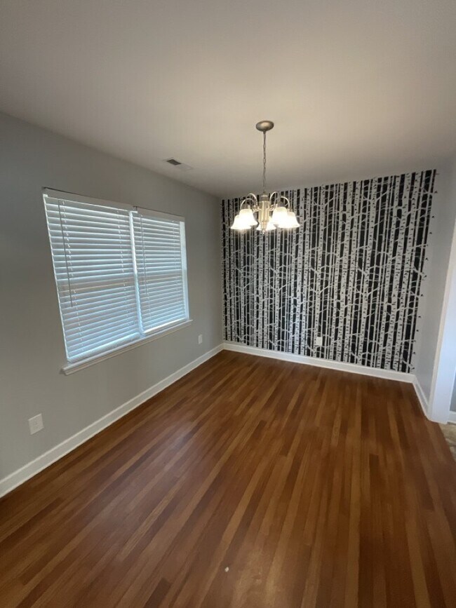 Building Photo - Spacious 3 Bedroom Home -162 Rosemary Ave.