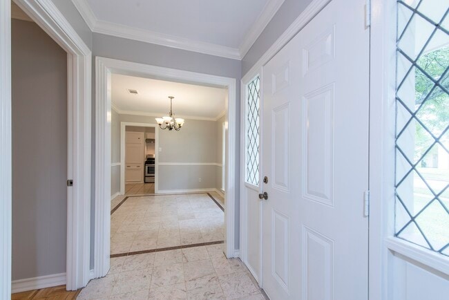 Building Photo - 8003 Sharpview Dr