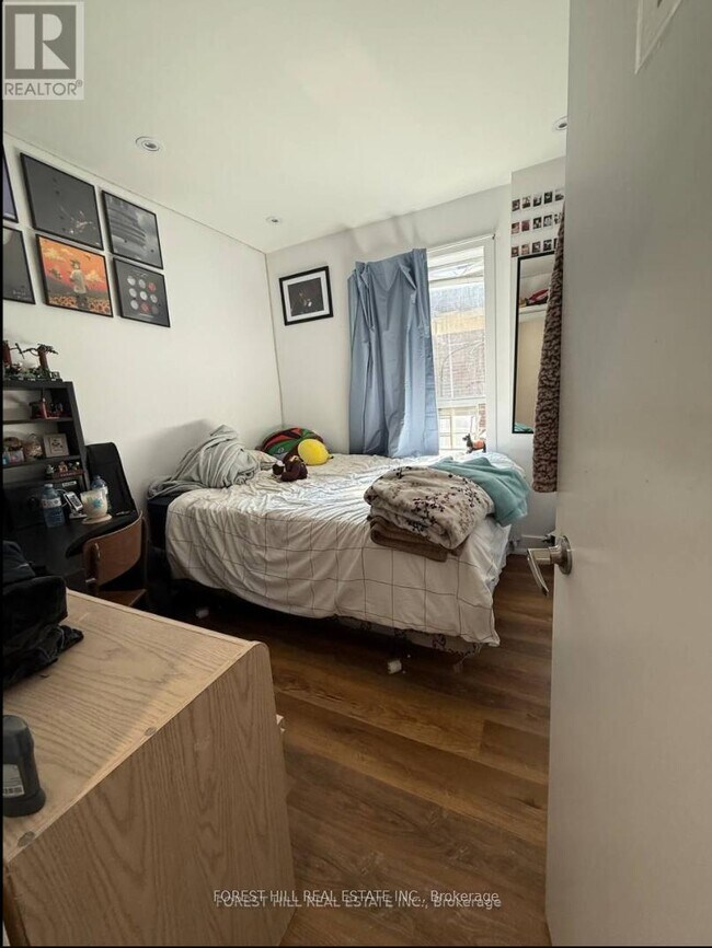 Building Photo - 378 Yonge St