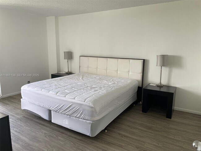 Foto del edificio - 3300 NE 192 St