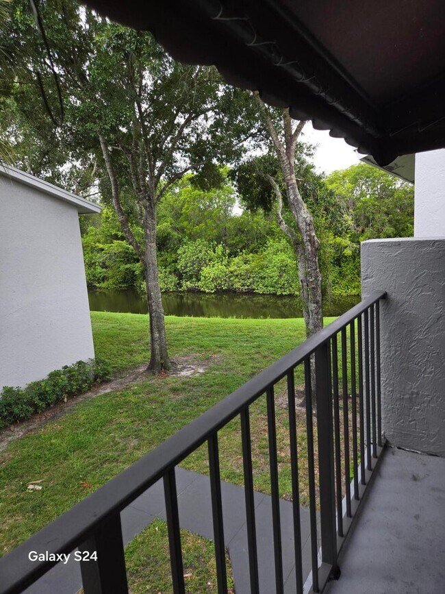 Building Photo - 1141 Lake Victoria Dr