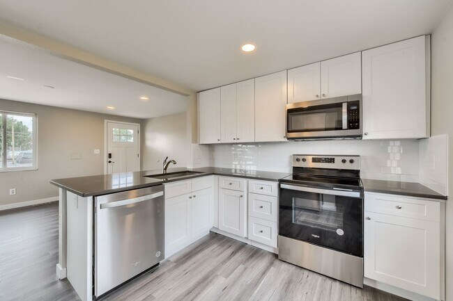 Building Photo - 4 Bedroom duplex in Lakewood