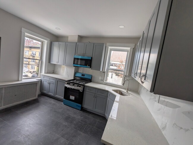 Building Photo - 295 Avenue B