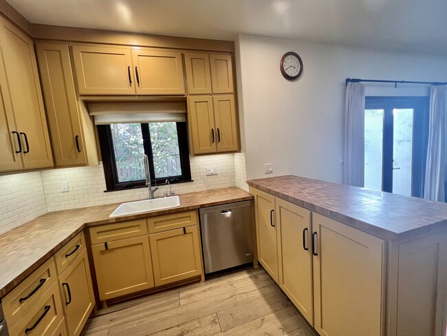 Building Photo - 2281 N Beachwood Dr