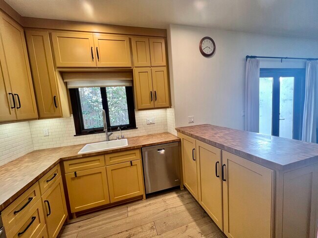 Foto del edificio - 2281 N Beachwood Dr